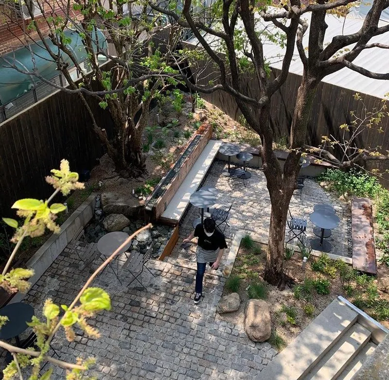 韩国釜山CAFE店前院 · 02