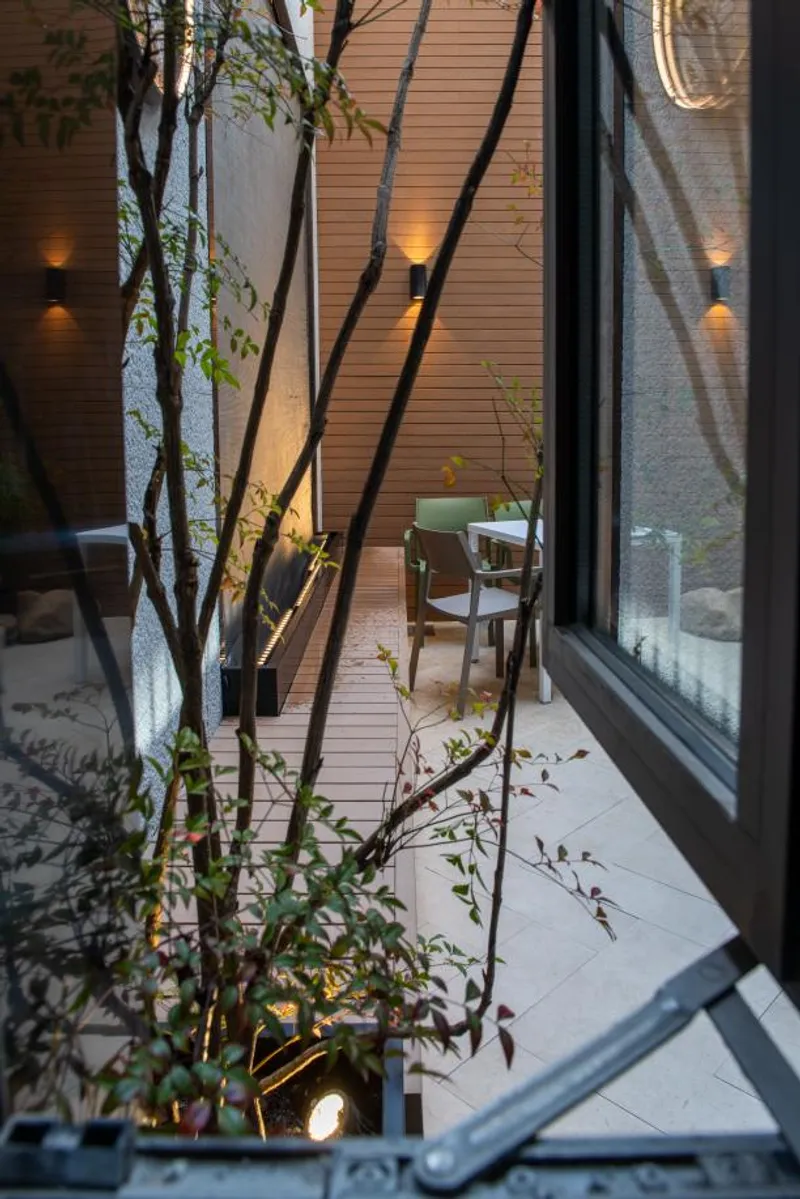 Simple Courtyard · 04